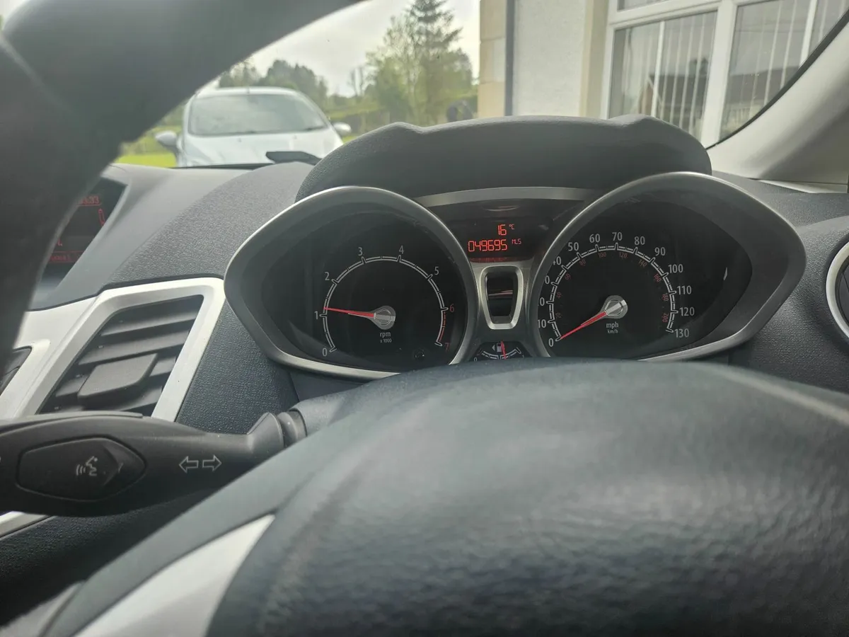 2012 Ford Fiesta 1.25 Zetec (3dr) - Image 2