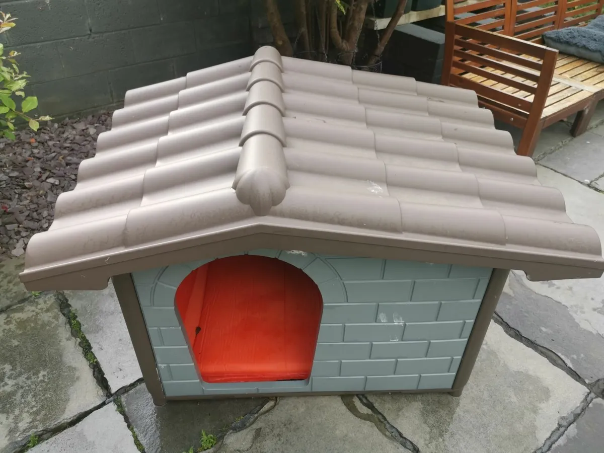 DOG Plastic Kennel w Double Wall Roof - Image 1