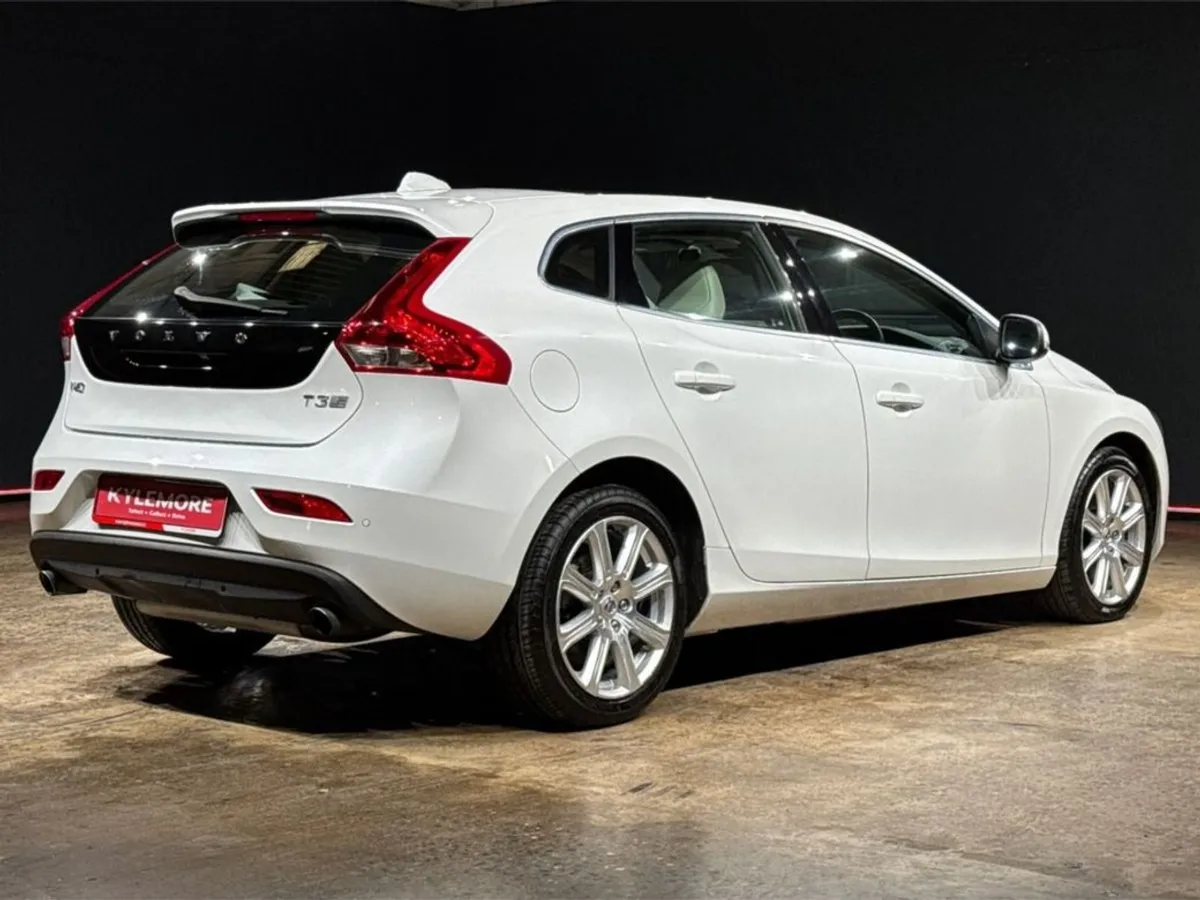 Volvo V40 1.5 Automatic - Classic Edition - Cream - Image 2