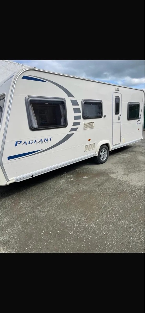 6/7 birth Bailey pageant caravan with awning - Image 4