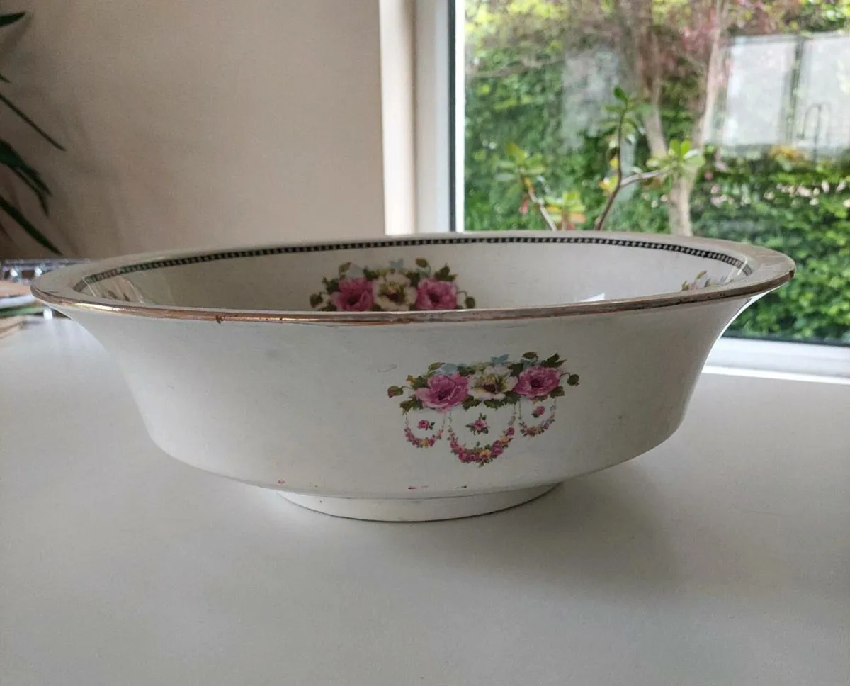 H & K Tunstall (1880-1920) vintage bowl /planter - Image 2