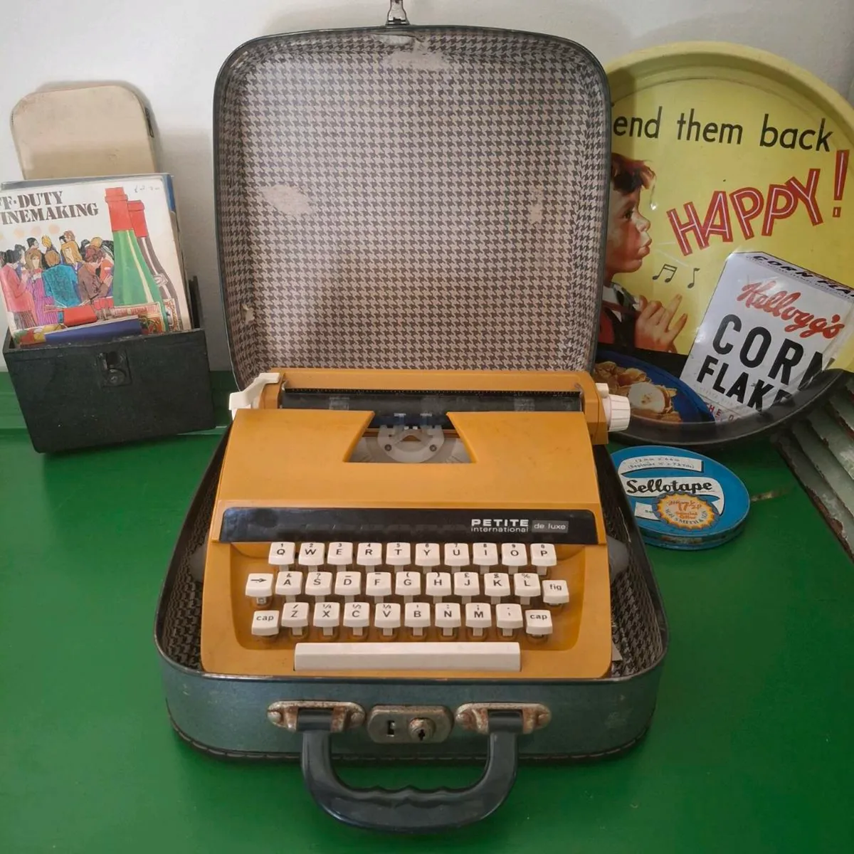 Petite International Deluxe Typewriter - Image 1
