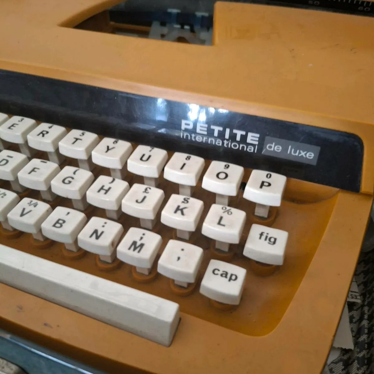 Petite International Deluxe Typewriter - Image 2