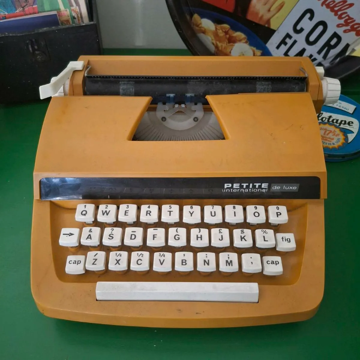 Petite International Deluxe Typewriter - Image 3