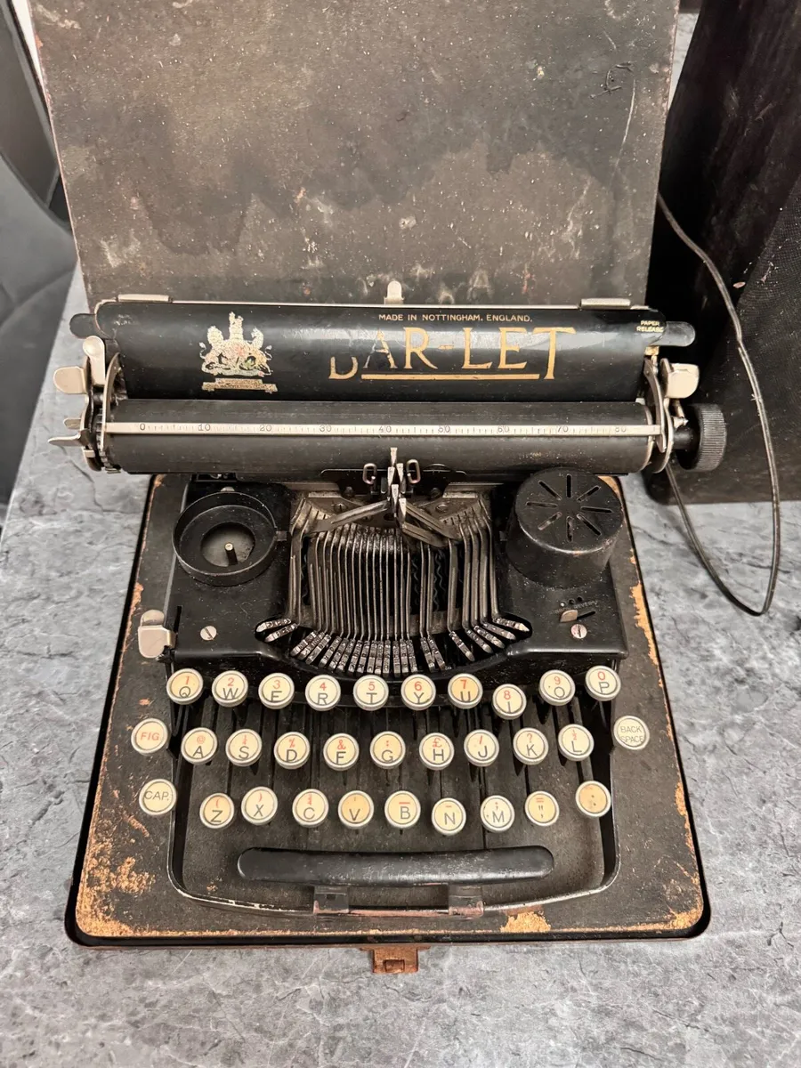 Vintage typewriter - vintage sowing machine- - Image 1