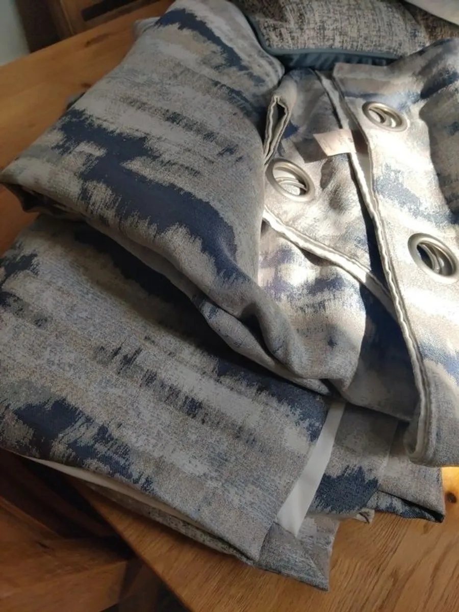 Paul Costello curtain and cushions + 3 shades - Image 1