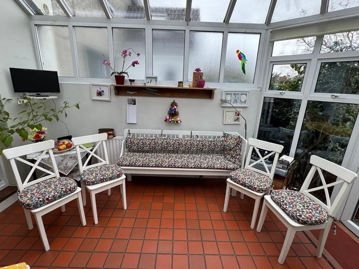Kitchen bench and chairs - Image 1