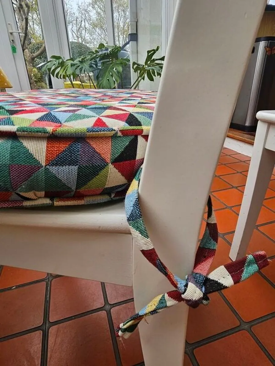 Kitchen bench and chairs - Image 4