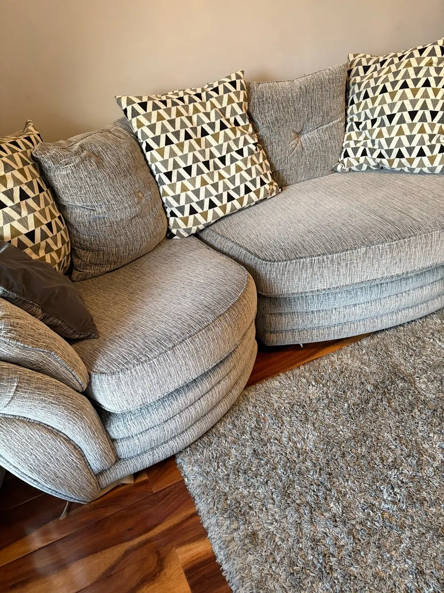 Snuggle couch - Image 4