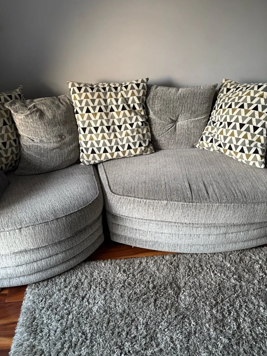 Snuggle couch - Image 1
