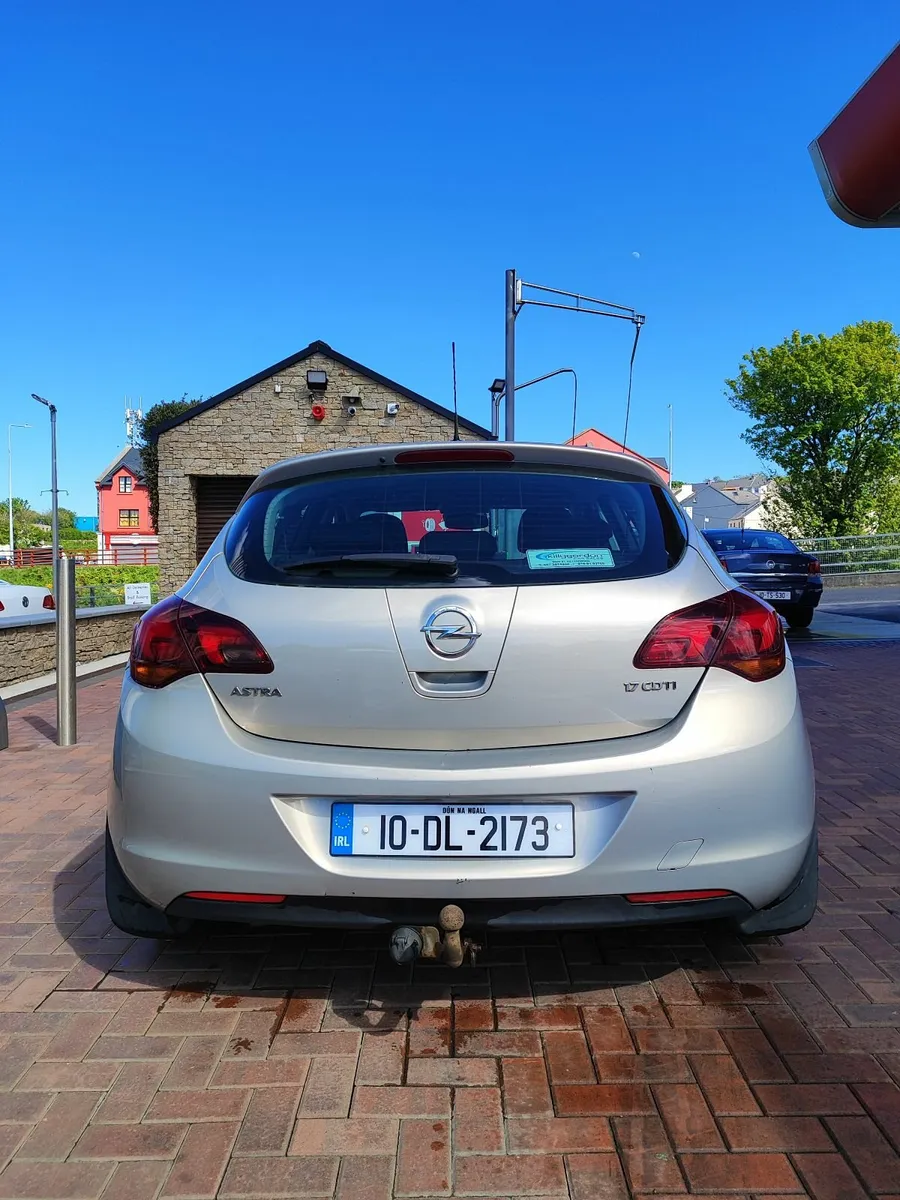 Opel Astra 2010 - Image 2
