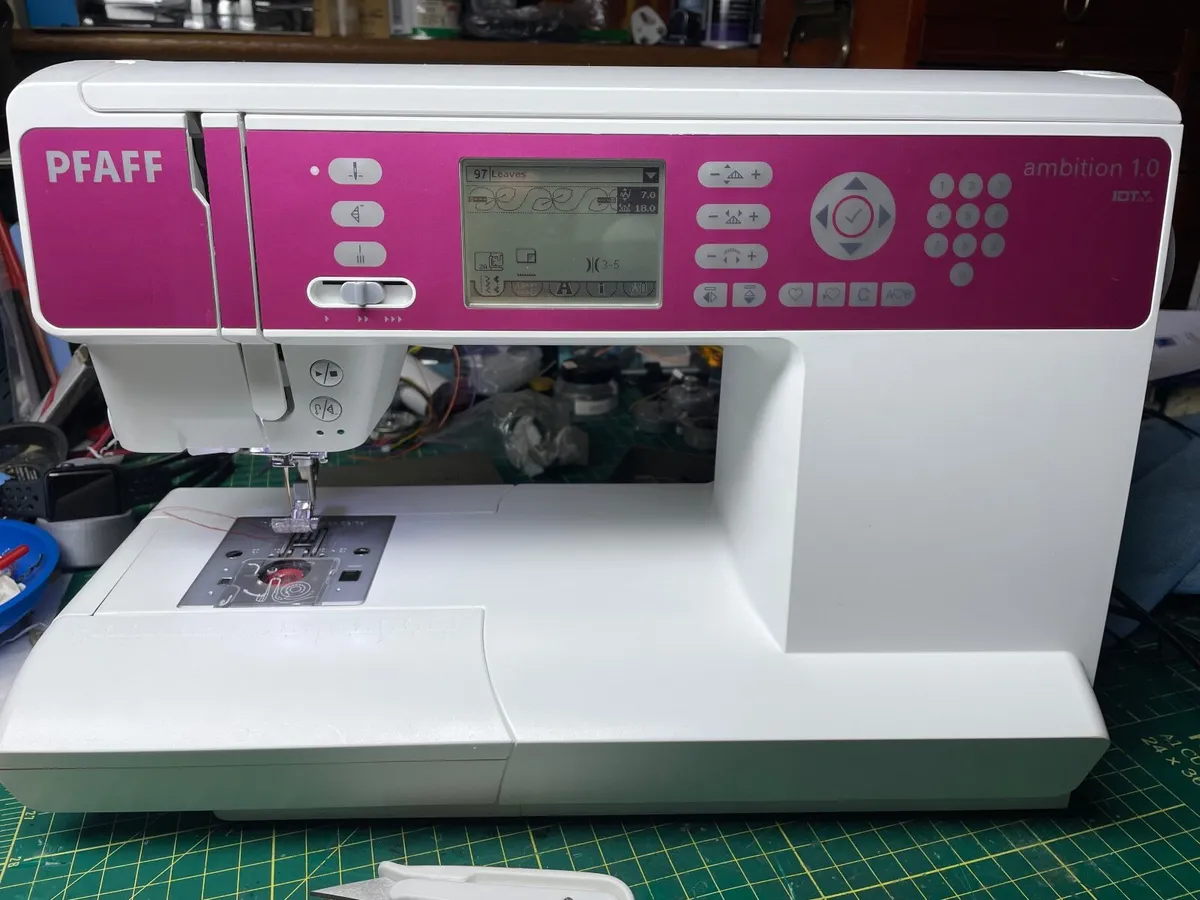 Pfaff Quilt Ambition 1.0 Sewing Machine- Like New! - Image 3