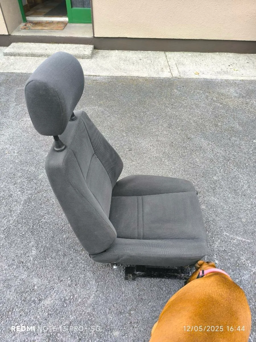 Passenger swivel seat. - Image 1