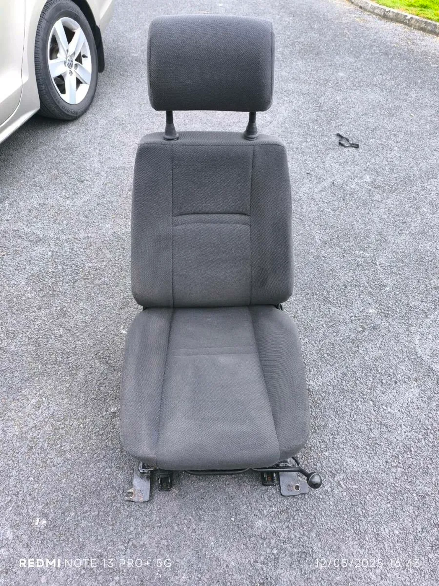 Passenger swivel seat. - Image 3