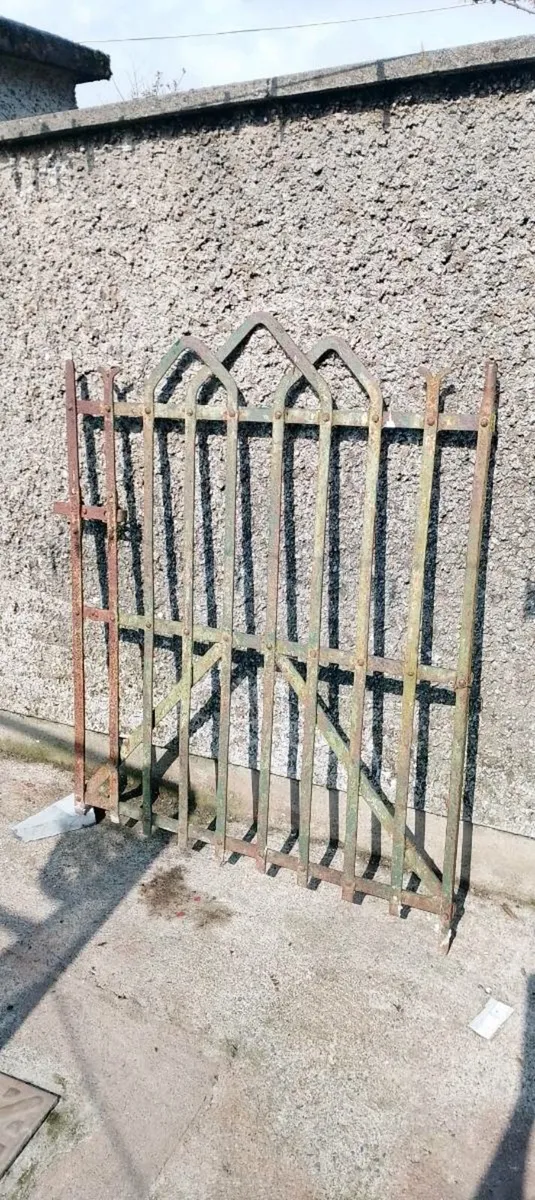Gothic gate - Image 1