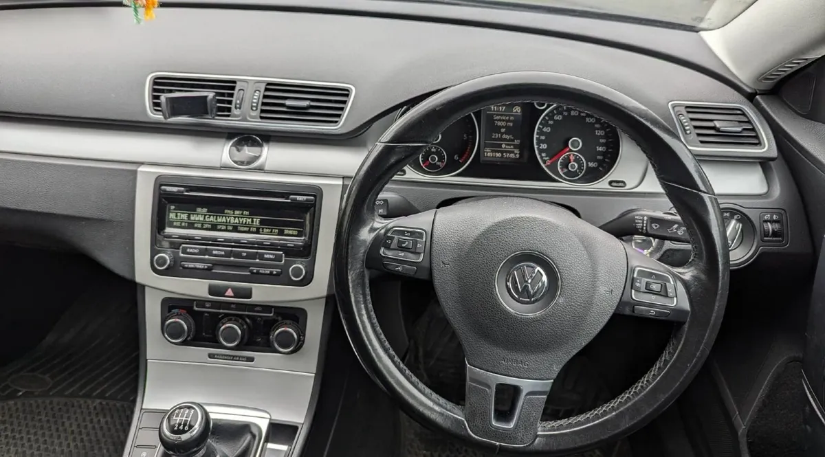 Volkswagen Passat 2012 - Image 2