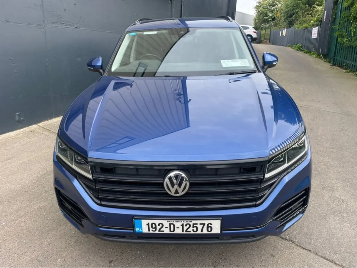 Volkswagen Touareg 3.0 TDI Business 231HP Black P - Image 3