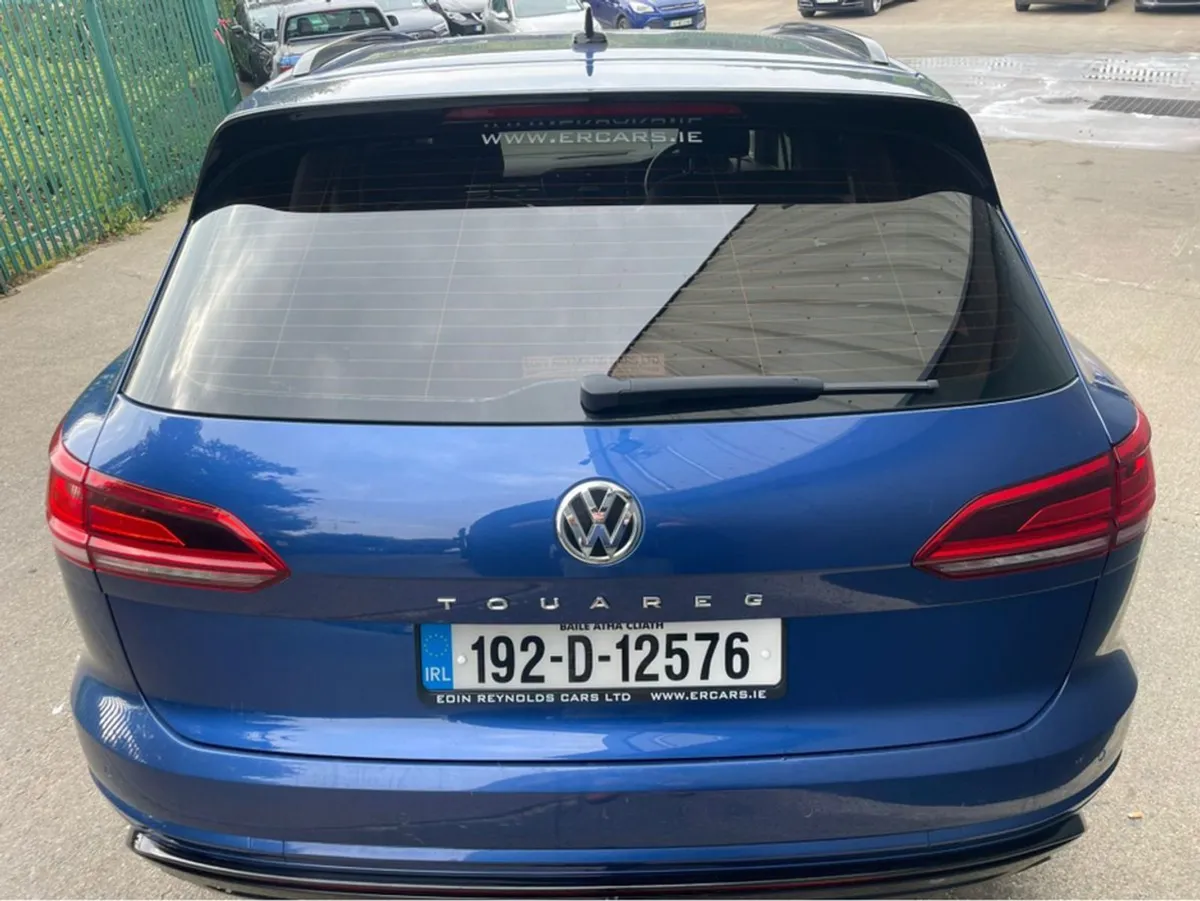 Volkswagen Touareg 3.0 TDI Business 231HP Black P - Image 4
