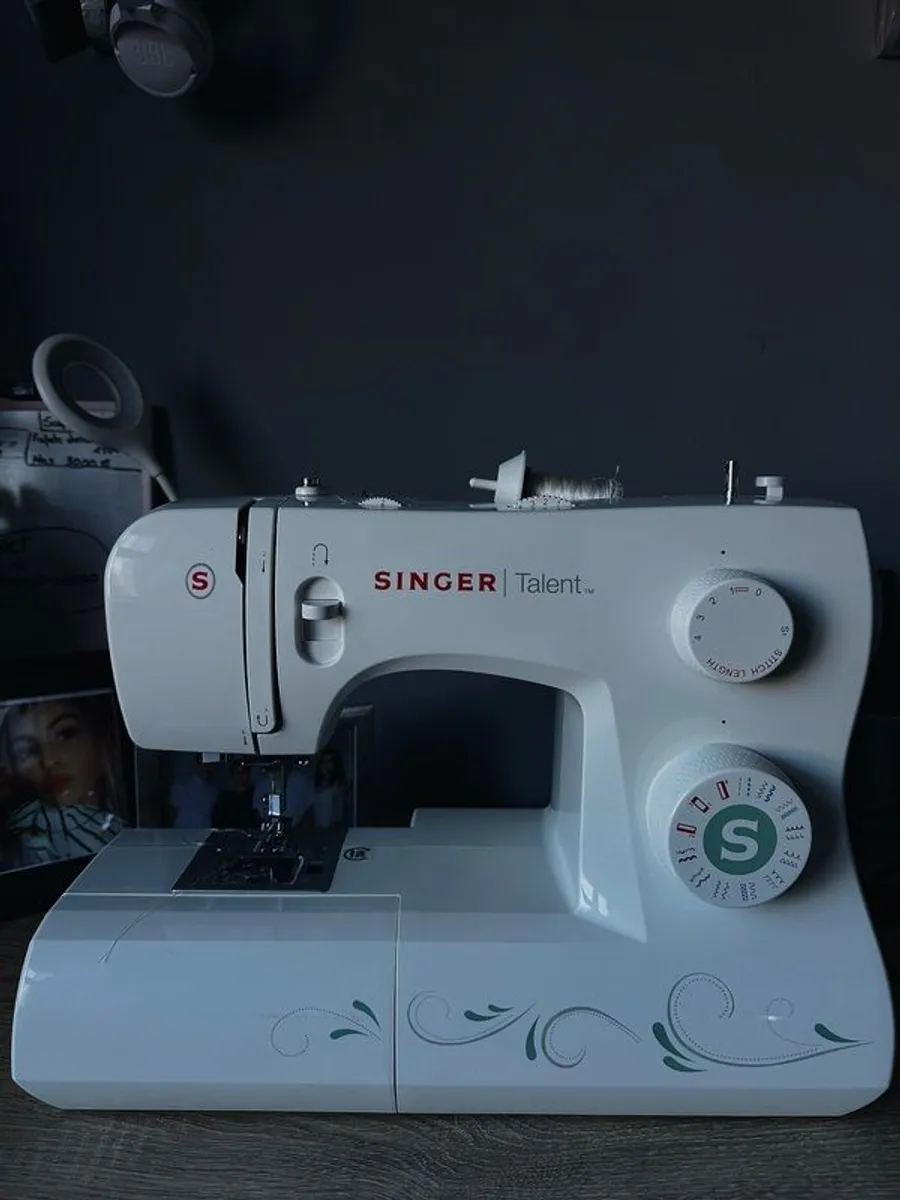 Singer 3321 Sewing Machine - Image 1