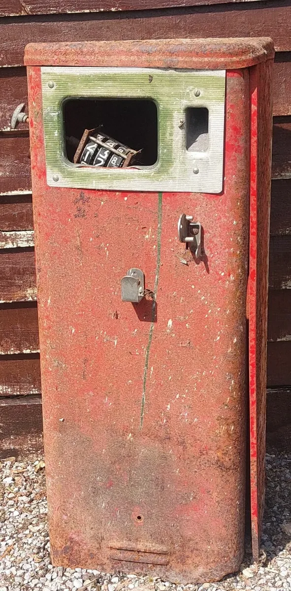 Old petrol pump - Image 2