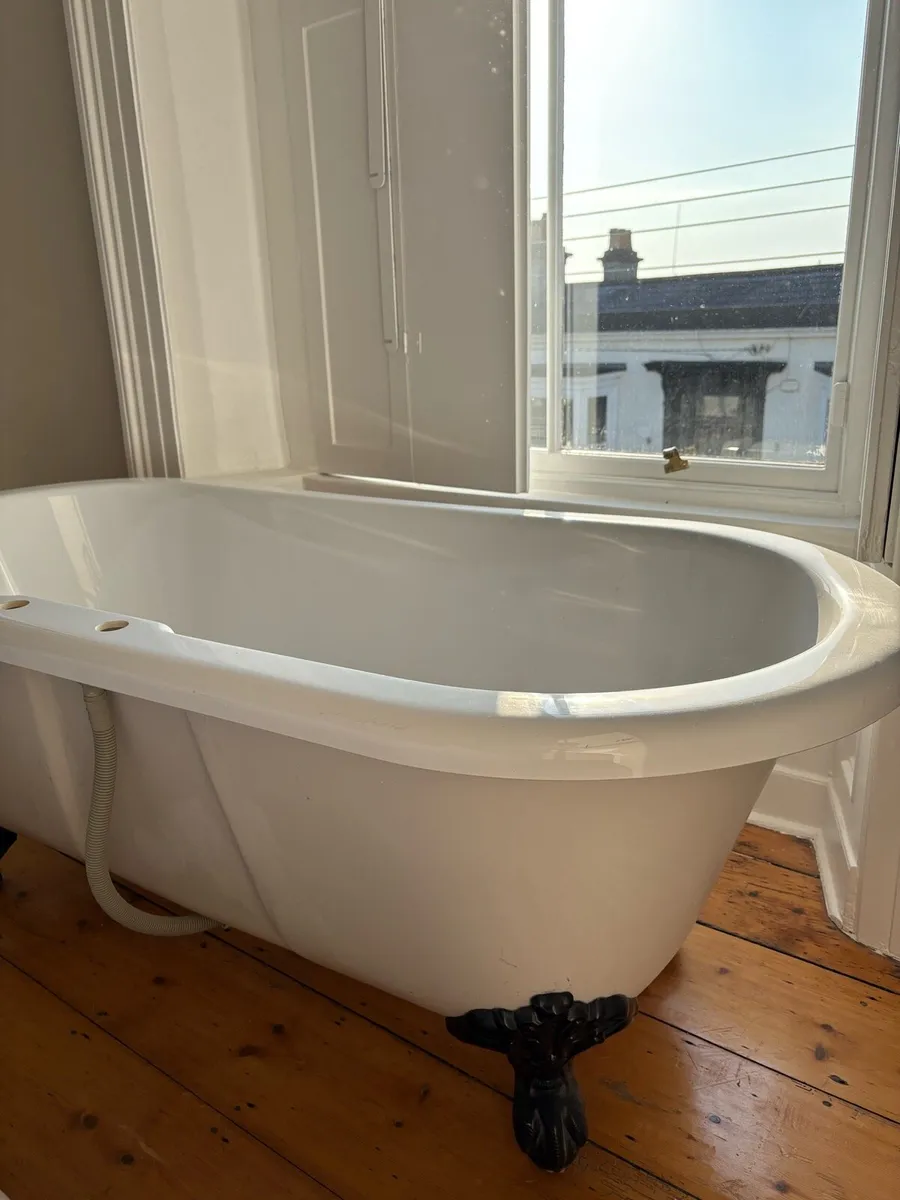 Cast iron roll top bath claw feet - Image 1