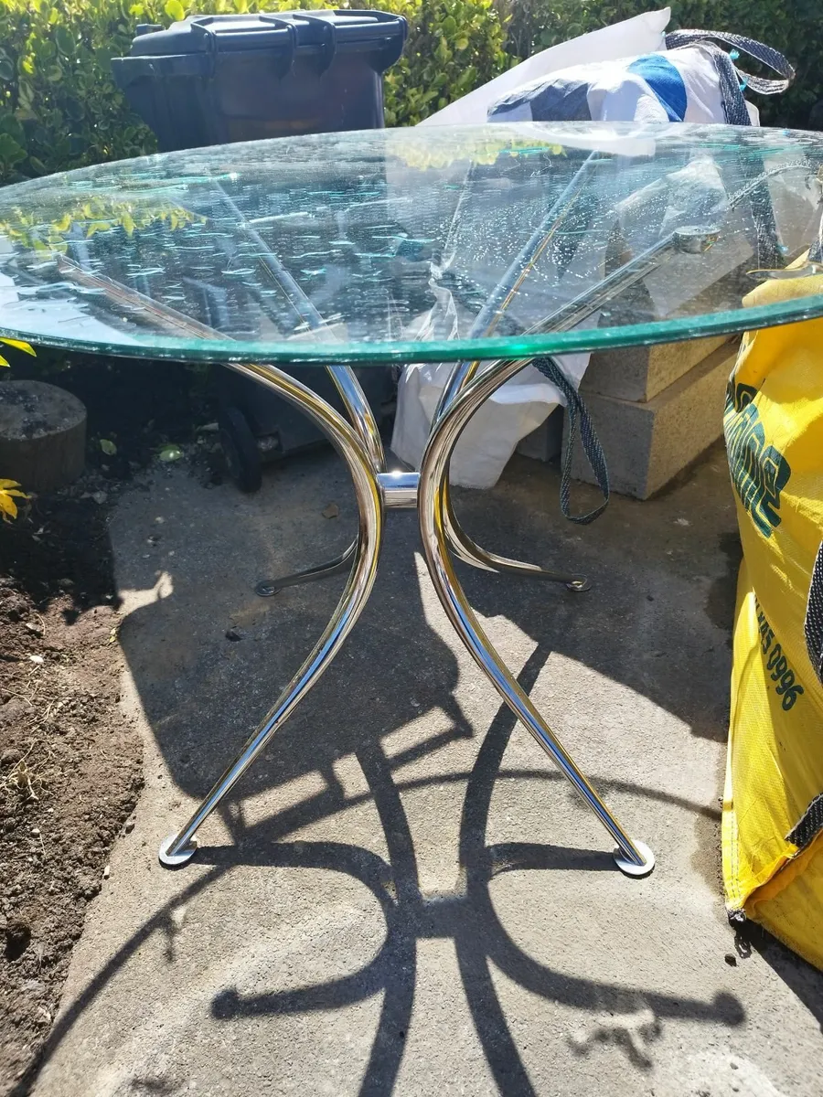 Round glass top table with chrome legs - Image 1