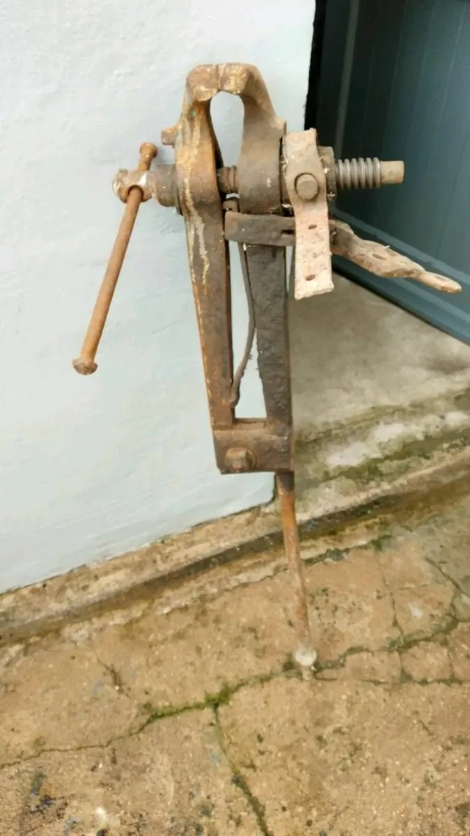 Antique Blacksmith's Leg Vice - Image 1