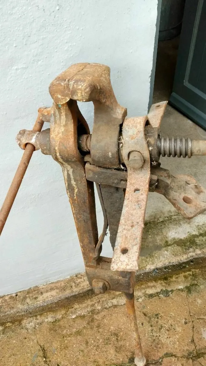 Antique Blacksmith's Leg Vice - Image 2