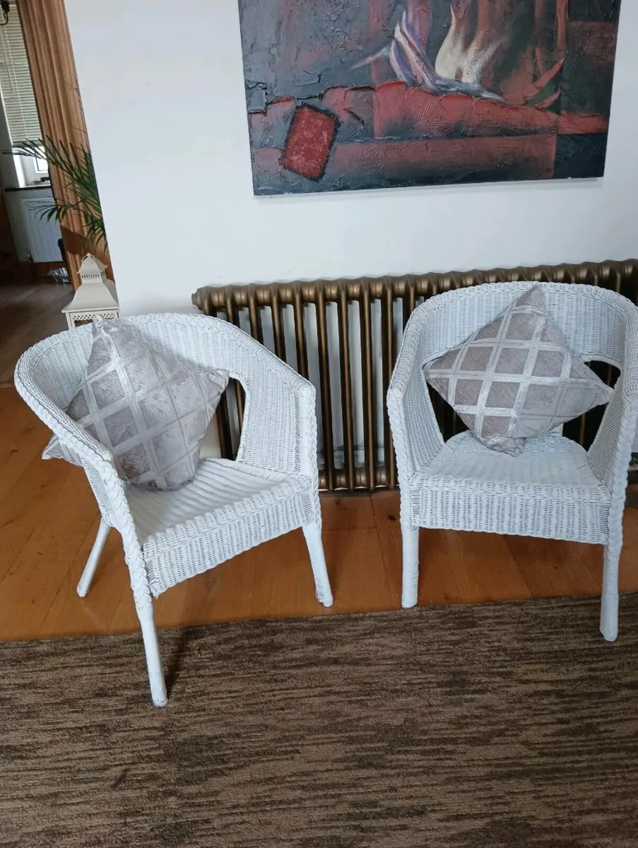 White wicker chair X2. - Image 1
