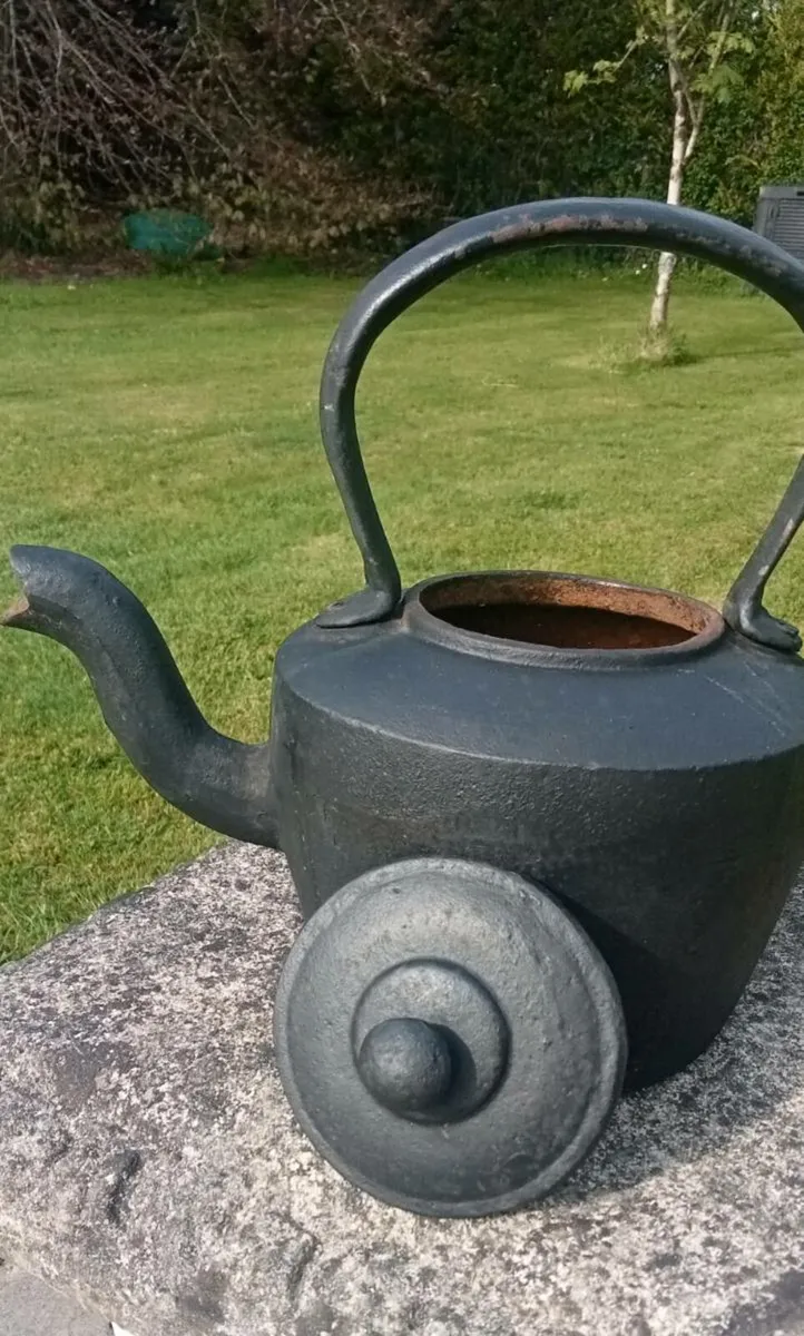 Antique cast iron kettle - Image 2