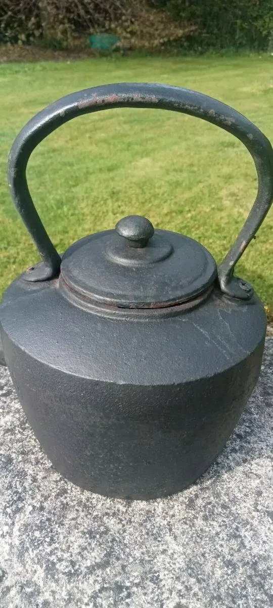 Antique cast iron kettle - Image 3