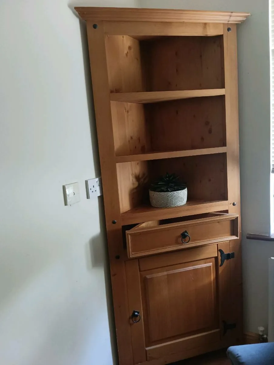 Beautiful corner mexican pine unit . - Image 1