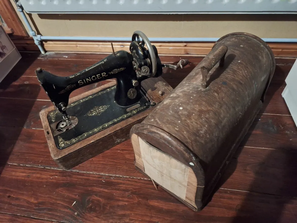 Antique sewing machine - Image 1