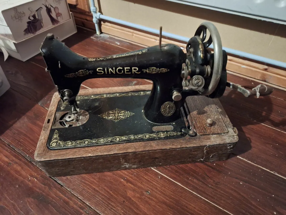 Antique sewing machine - Image 2