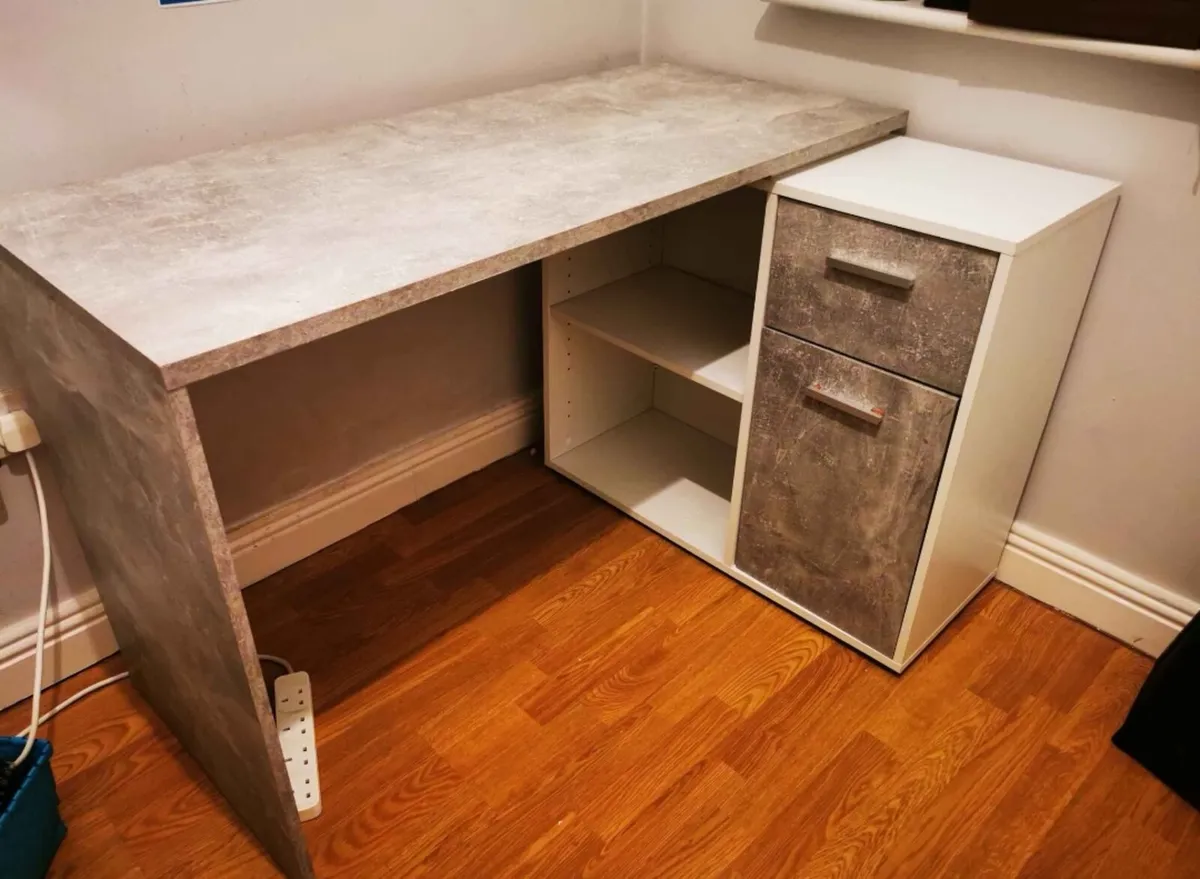 Corner Desk - Image 1