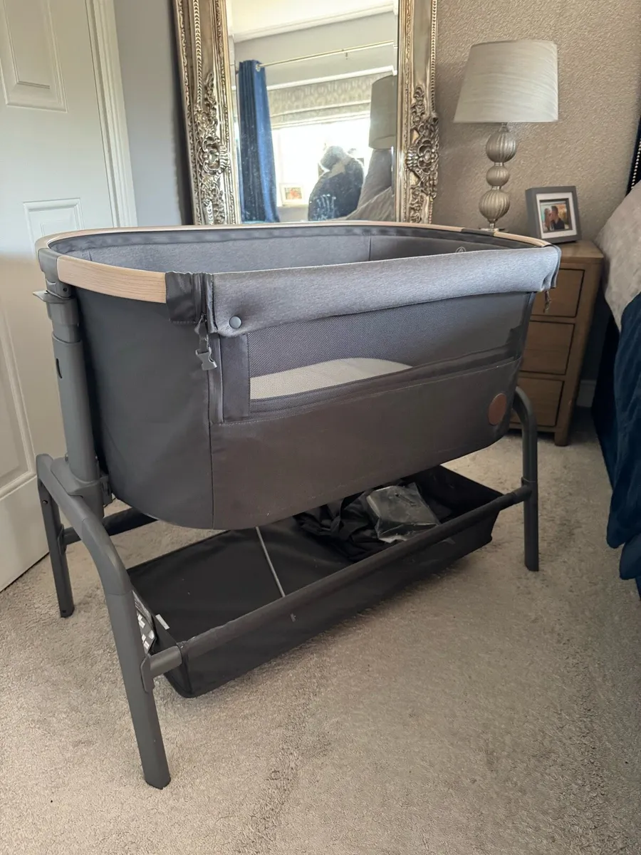 Maxi-Cosi Iora Air Bedside Crib - Beyond Graphite - Image 1