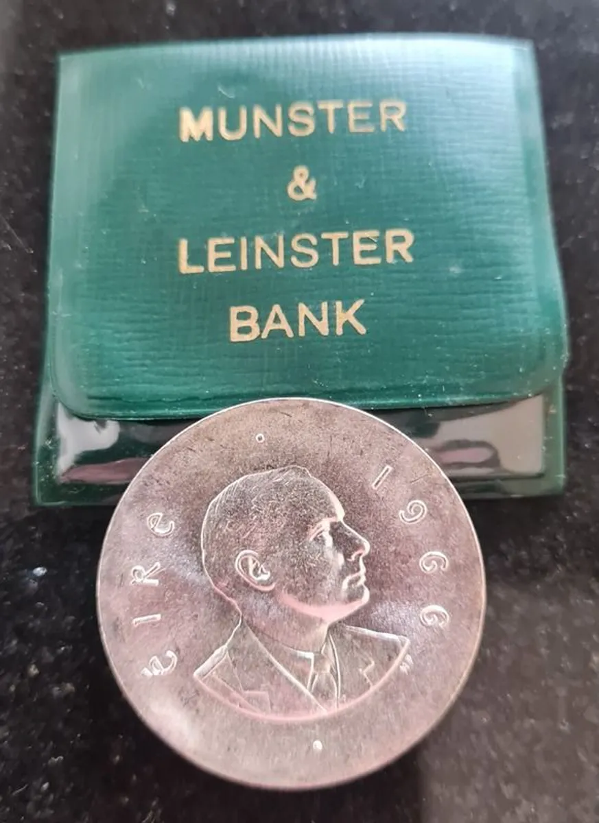 Padraig pearse Silver 10 Shilling 1966 UNC coin in Munster and Leinster holder - Image 2
