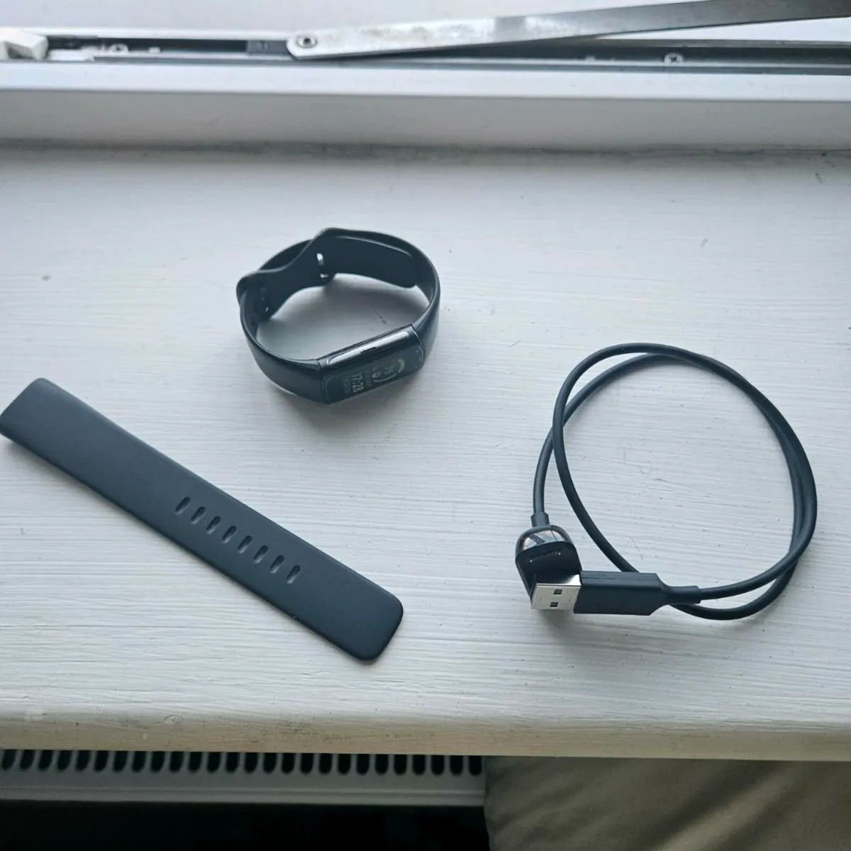 Fitbit Charge 6 - WITH ACCESORIES - Image 4