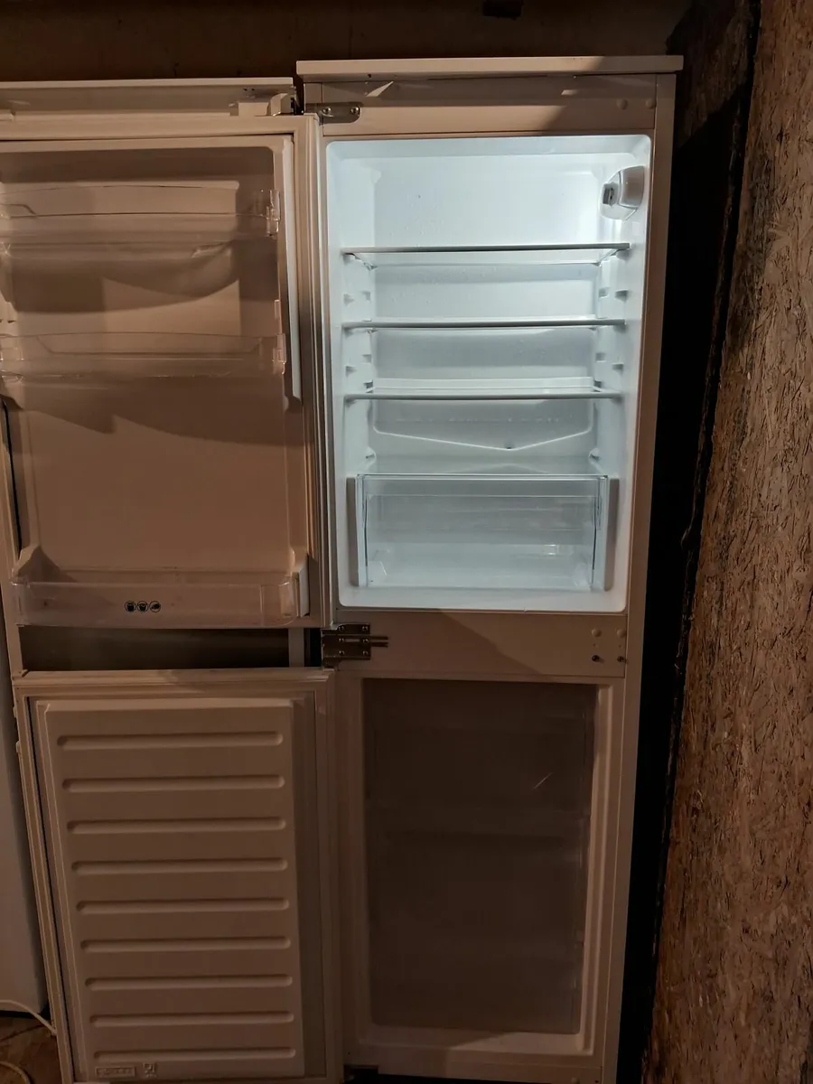 INTEGRETED FRIDGE AND FREEZER FULL - Image 3