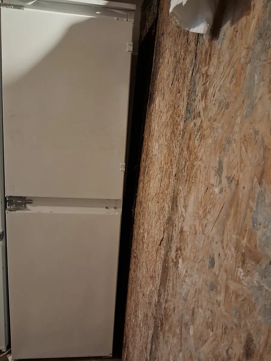 INTEGRETED FRIDGE AND FREEZER FULL - Image 1