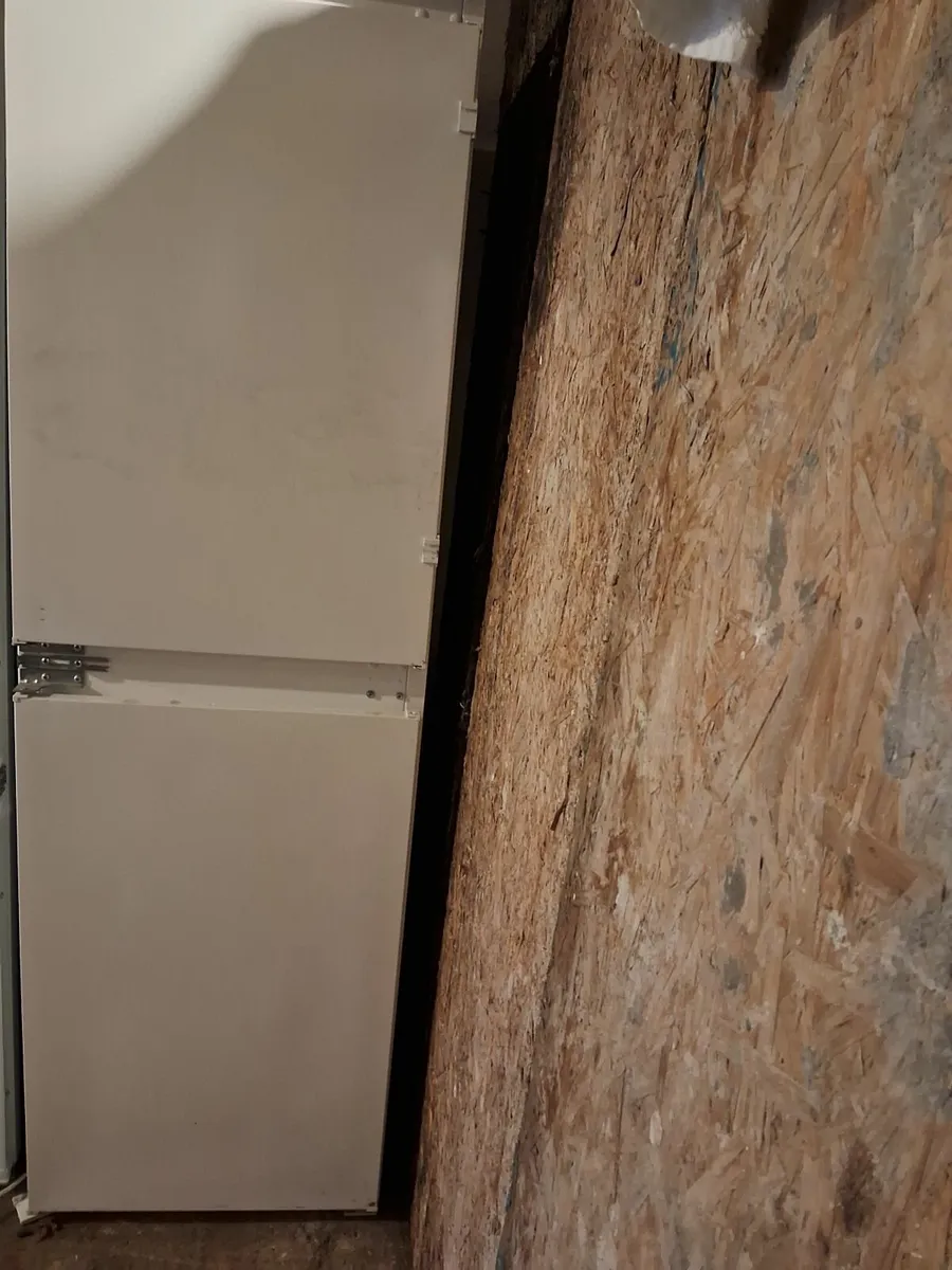 INTEGRETED FRIDGE AND FREEZER FULL - Image 4