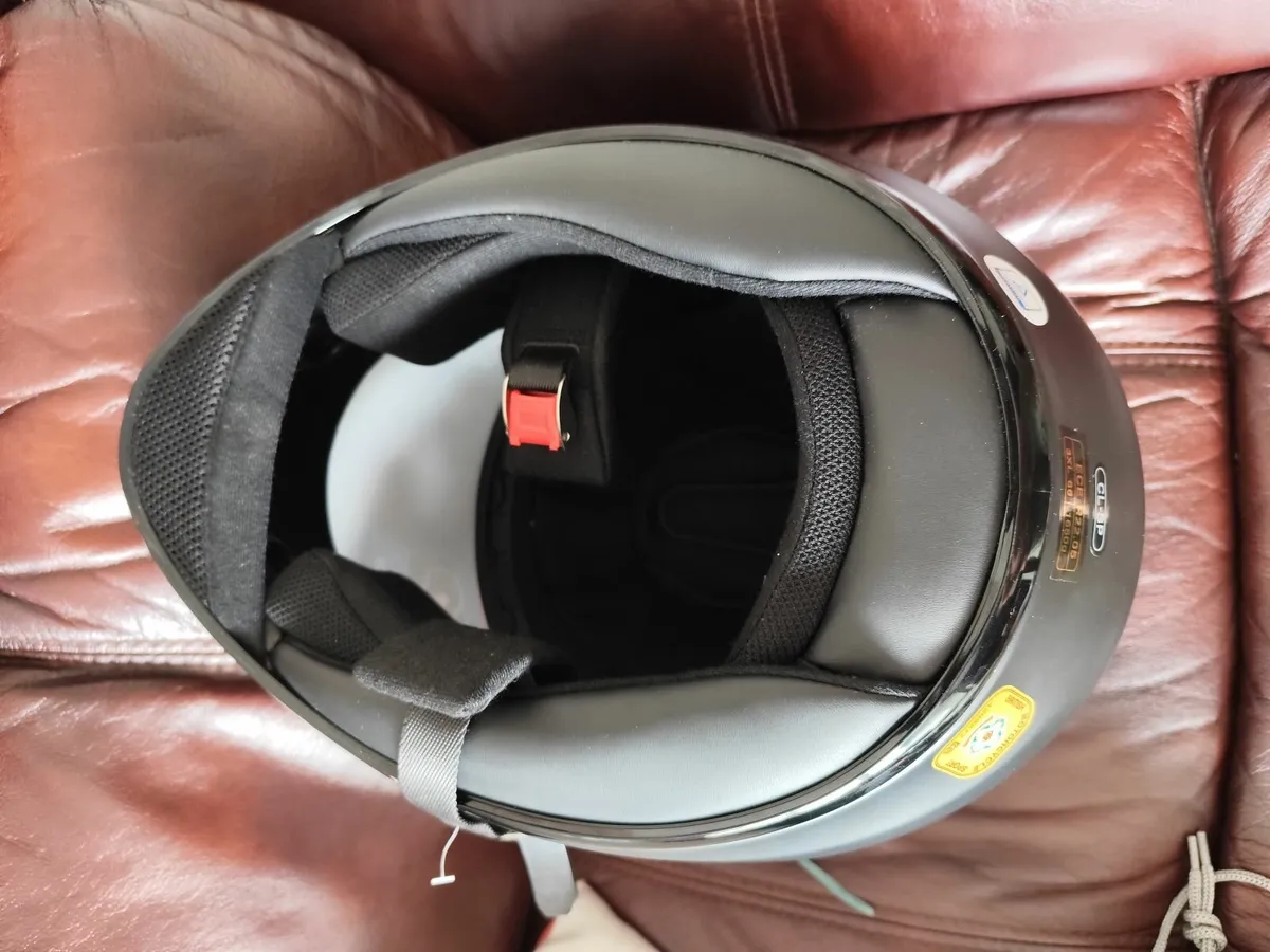 HJC Motorbike Helmet - Image 2