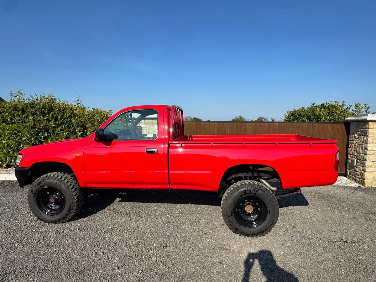 1999 Toyota hilux fully restored - Image 4