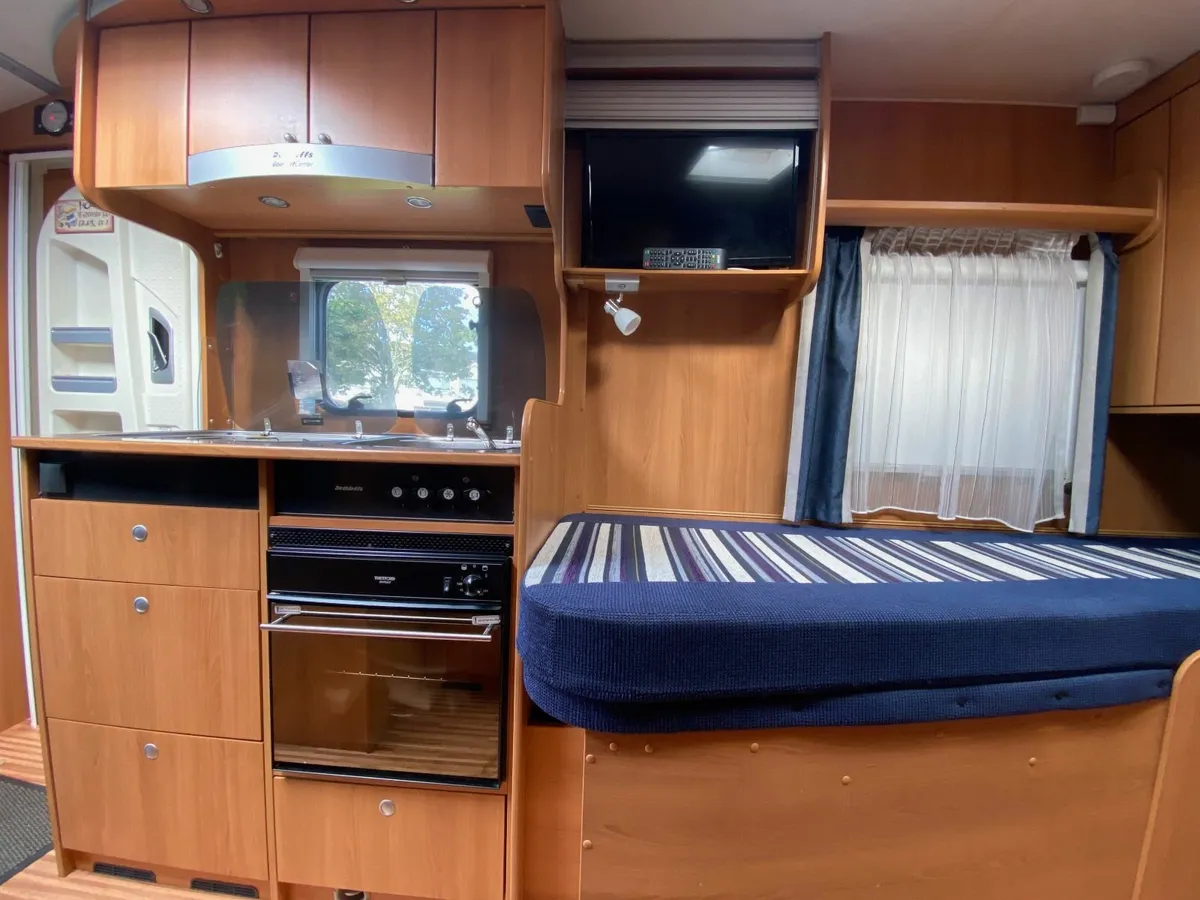 2011 Dethleffs Globebus Fixed Bed Motorhome - Image 3