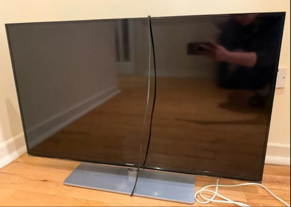 40” Samsung smart tv like new with stand & remote