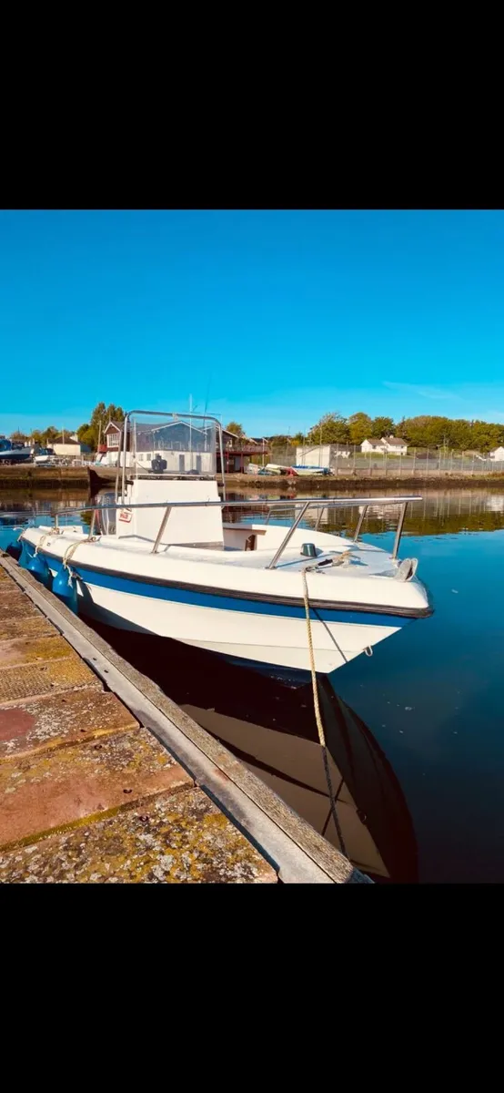 Boat and trailer - Image 1