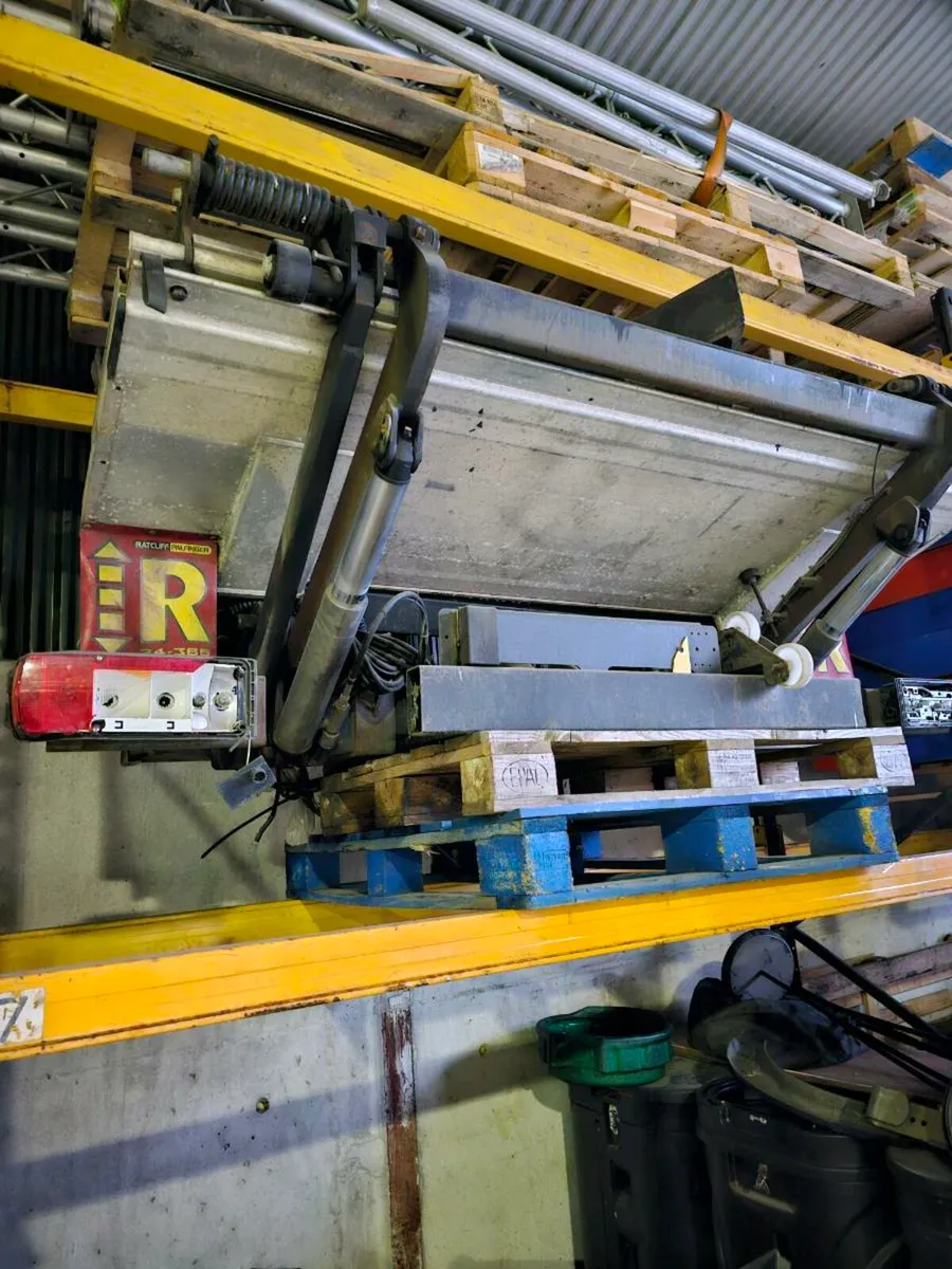 Tail-lift Tuck under - Image 1