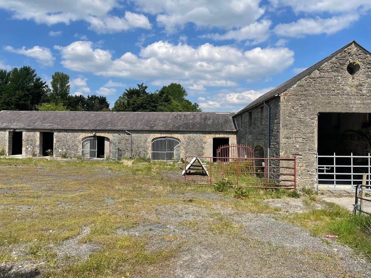 **TO LET** Stables/yard on half acre in Kildare - Image 1
