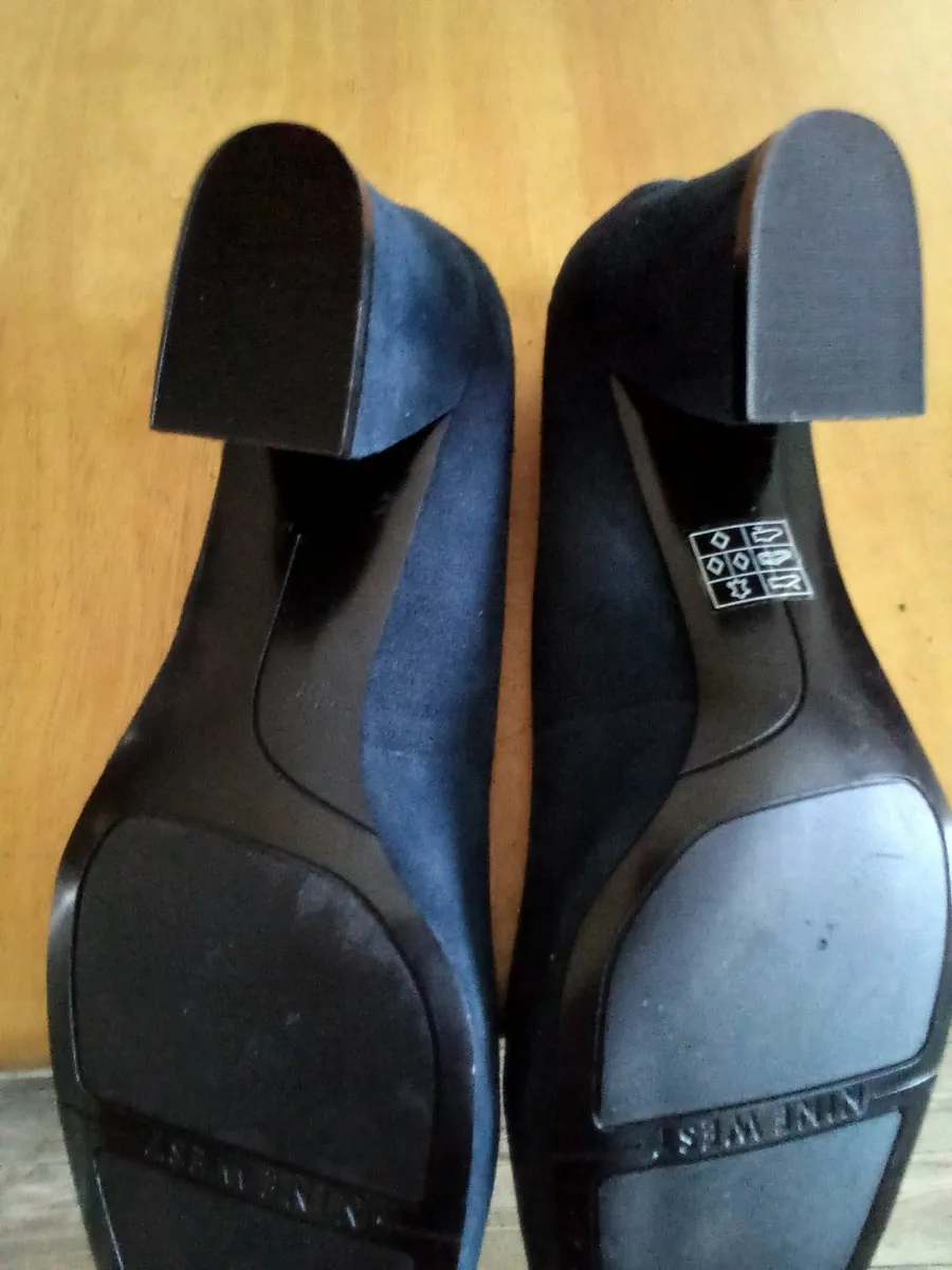 Nine west navy blue sued ladies shoes size 6 - Image 4