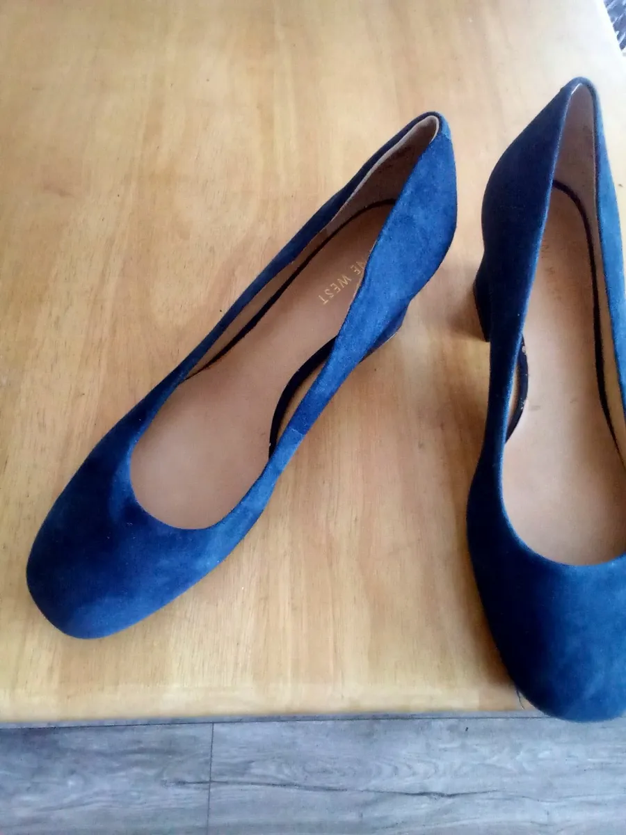 Nine west navy blue sued ladies shoes size 6 - Image 2
